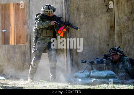 Fallschirmjäger der US-Armee, die der Attack Company, dem 1. Bataillon, dem 503. Infanterie-Regiment und der 173. Luftbrigade zugewiesen sind, trainieren mit Deployable Instrumentation System Europe (DISE), indem sie einen Raum räumen. Seine fortschrittliche Ausrüstung zur Kampfverfolgung verfolgt im Vergleich zum Multiple Integrated Laser Engagement System jede Bewegung jedes Soldaten über ein globales Positionierungssystem und unterstützt sie durch die Registrierung virtueller und arbeitsunfähiger Verletzungen. Mitglieder der DISE überwachen Soldaten und führen nach Abschluss der Schulung eine Nachbesprechung im Kontrollraum durch. Diese Aktivität ist Teil von Eagle Pangea Exer Stockfoto