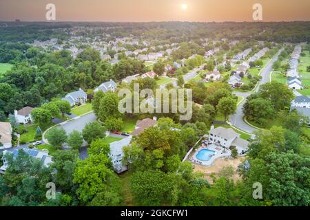 Luftaufnahme von Einfamilienhäusern, einem Wohnviertel Sayreville in der Nähe von Teich in New Jersey USA Stockfoto