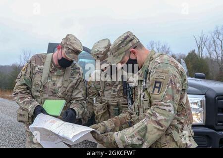 Soldaten, die dem 1.-44. Brigade-Ingenieur-Bataillon, der 4. Kavallerie-Multifunktionsbrigade, zugewiesen sind, führen eine Routenaufklärung des Trainingsbereichs 6 durch, um sich auf die Ausbildung des Truppentreibers vorzubereiten, 12. März 2021, in Fort Knox, Ky. Stockfoto