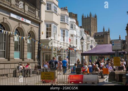 Wells UK, Blick im Sommer auf die Menschen, die sich dem Market Place von der High Street im Zentrum der historischen Stadt Wells, Somerset, England, nähern Stockfoto