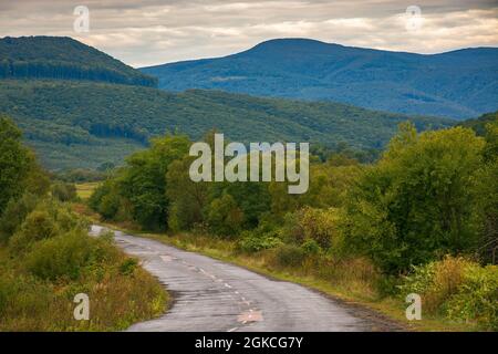 Landstraße am frühen Morgen. Schöne Berglandschaft im Herbst Stockfoto