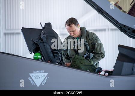 Maj. Howard „Cash“ Shaner, ein Pilot des Blitzes II der 134. Jagdgeschwader der Vermont Air National Guard, verlässt eine F-35 auf dem Stützpunkt der Vermont Air National Guard, South Burlington, Vermont, 12. März 2021. Shaner ist der erste F-35-Pilot der Air National Guard, der seinen Abschluss an der hart umkämpften US Air Force Weapons School gemacht hat. Stockfoto