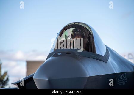 Maj. Howard „Cash“ Shaner, F-35A Lightning II Pilot, der dem 134. Jagdgeschwader, Vermont Air National Guard, zugewiesen wurde, bereitet sich auf den Start auf dem Stützpunkt der Vermont Air National Guard, South Burlington, Vermont, 12. März 2021 vor. Shaner ist der erste F-35-Pilot der Air National Guard, der seinen Abschluss an der hart umkämpften US Air Force Weapons School gemacht hat. Stockfoto