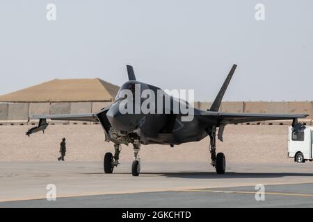 Ein F-35B Lightning II-Flugzeug, das der Marine Medium Tiltrotor Squadron 164 (verstärkt) zugewiesen wurde, 15. Marine Expeditionary Unit, Taxis am Al Udeid Air Base, Katar, 3. März 2021. Die Präsenz der Flugzeuge des United States Marine Corps im Zuständigkeitsbereich des U.S. Central Command unterstreicht die gemeinsame Domäne und Interoperabilität der Dienste zum Schutz der Region. Stockfoto