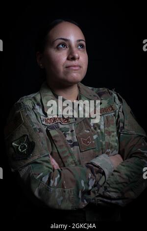 US Air Force Staff Sgt. Jennifer Rodriguez, eine Personalspezialistin beim Joint Force Headquarters-Air der New Jersey Air National Guard, steht für ein Porträt auf der Joint Base McGuire-Dix-Lakehurst, N.J., 13. März 2021. „für mich ist es an der Zeit, über die vergangene Geschichte nachzudenken und wirklich zu beobachten, wie weit wir als Frauen im Militär gekommen sind, und auf die zukünftigen Errungenschaften zu blicken, die wir weiterhin erreichen werden“, sagte Rodriguez. Stockfoto