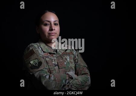 US Air Force Staff Sgt. Jennifer Rodriguez, eine Personalspezialistin beim Joint Force Headquarters-Air der New Jersey Air National Guard, steht für ein Porträt auf der Joint Base McGuire-Dix-Lakehurst, N.J., 13. März 2021. „für mich ist es an der Zeit, über die vergangene Geschichte nachzudenken und wirklich zu beobachten, wie weit wir als Frauen im Militär gekommen sind, und auf die zukünftigen Errungenschaften zu blicken, die wir weiterhin erreichen werden“, sagte Rodriguez. Stockfoto