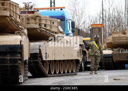 Ein Soldat der US-Armee, der dem Kampfteam der 1. Panzerbrigade, 1. Kavalleriedivision, zugewiesen ist, führt M1 Abrams Hauptkampfpanzer in Parsburg, Deutschland, in Vorbereitung auf den Transfer nach Polen, 13. März 2021. Stockfoto