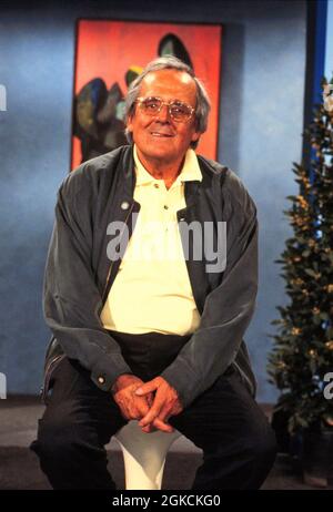 DIETER HILDEBRANDT, deutscher Kabarettist und Autor, präsentiert beste Satire in der ARD-Kabarettsendung Scheibenwischer, 1998. DIETER HILDEBRANDT, deutscher Kabarettist und Autor, präsentiert die beste Satire im ARD-Kabarettprogramm Scheibenwischer, 1998. Stockfoto