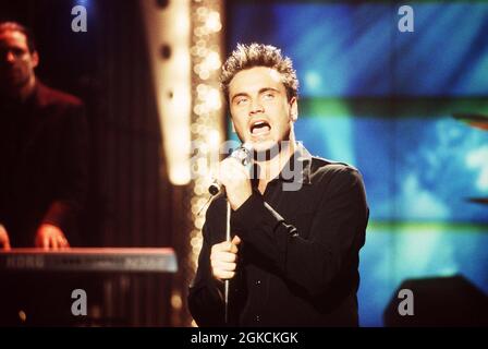 NEK, auch Filippo Neviani, italienischer Rock-Pop-Sänger, bei einem TV-Auftritt 1996. NEK auch Filippo Neviani, italienischer Rock- und Pop-Sänger, TV-Performance 1996. Stockfoto