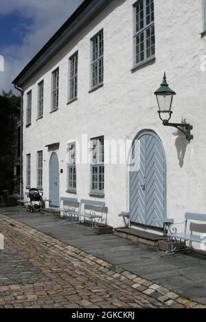 Traditionelles Gebäude auf dem Bürgersteig, Bergen, Norwegen Stockfoto