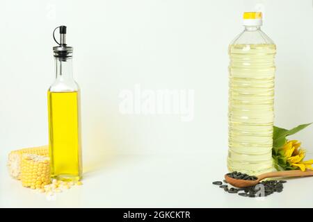 Flaschen Sonnenblumen- und Maisöl auf weißem Hintergrund Stockfoto