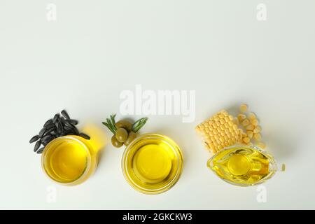 Satz verschiedener Öle auf weißem Hintergrund Stockfoto