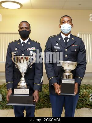 Personal Sgt. Daniel Nibbs (links) und SPC. Nick Felicien (rechts), Gewinner des Best Warrior Competition 2021, 14. März 2021. Der VING-BWC ist ein kulminierender Test, bei dem die konkurrierenden Unteroffizierinnen und Soldaten fünf Tage lang an verschiedenen Herausforderungen teilnehmen, darunter das Abfeuern von Waffen, die Landnavigation, den Army Physical Fitness Test und andere verschiedene Veranstaltungen. Diese Herausforderungen werden das Wissen, die technischen und taktischen Fähigkeiten, die körperliche Ausdauer, die mentale Härte und die allgemeine Kampfbereitschaft jedes einzelnen Teilnehmers auf die Probe stellen. Stockfoto