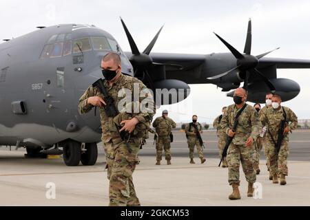 Eine Delegation der kalifornischen Nationalgarde begrüßt Truppen am 14. März 2021 auf dem Stockton Metropolitan Airport, als die zurückkehrenden Cal Guardsmen ein C-130-Flugzeug nach einer zweimonatigen Mission in Washington, D.C., zur Unterstützung der Amtseinführung des Präsidenten vom 6. Januar, an Bord gingen. Von links: Col. Jesse Miller, stellvertretender Kommandeur, Joint Task Force - Kalifornien; LT. Col. Karstan L. Jack, Kommandant, 340. Brigade Support Bataillon; und Capt. Dominic Mino, Kommandant, 1040. Quartermaster Company. Stockfoto