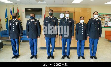 Beste Krieger Konkurrenz (von links nach rechts) Staff Sgt. Daniel Nibbs, 73rd Army Band, Staff Sgt. Dondre Dubois, 23. CST, Sgt. Reginald Ritter, 662. Ingenieurgesellschaft, SPC. Nick Felicien, 661 Military Police Detachment, Pfc. Shaniah Edwards, Medizinische Abteilung, Pfc. Eddison Lewis, HHC 786., Standing Side by Side for SCSM Board, 14. März 2021. Der VING-BWC ist ein kulminierender Test, bei dem die konkurrierenden Unteroffizierinnen und Soldaten fünf Tage lang an verschiedenen Herausforderungen teilnehmen, darunter das Abfeuern von Waffen, die Landnavigation, den Army Physical Fitness Test und andere verschiedene Veranstaltungen. Diese Herausforderung Stockfoto