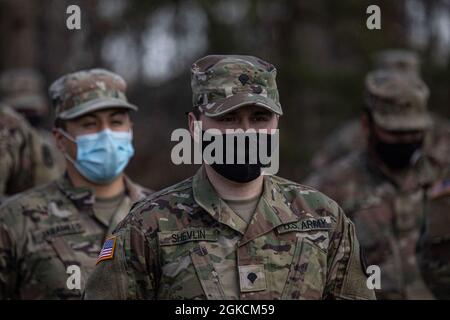 Soldaten der US-Armee mit Charlie Battery, 3. Bataillon, 112. Feldartillerie treffen am 14. März 2021 in der Waffenkammer der Nationalgarde in Toms River, N.J., ein. Mehr als 300 Soldaten aus New Jersey kehrten nach der Unterstützung der Operation Capitol Response II auf Antrag des National Guard Bureau und der Capitol Police nach New Jersey zurück. Stockfoto