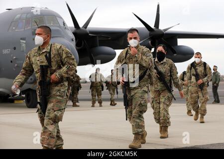 Soldaten des 340. Brigade-Unterstützungsbataillons der kalifornischen Armee der Nationalgarde, 115. Regionale Unterstützungsgruppe, kehren von einer Mission zur Amtseinführung des Präsidenten am 14. März 2021 auf dem Stockton Metropolitan Airport in Stockton, Kalifornien, zurück. Fast zwei Monate lang wurden fast 200 Cal Guardsmen nach Washington, D.C., zur Unterstützung der Zeremonie am 6. Januar, bei der Präsident Biden als 46. Präsident des Landes begrüßt wurde, eingesetzt. Truppen kehrten nach Kalifornien in Los Angeles, San Jose und Stockton zurück. Stockfoto