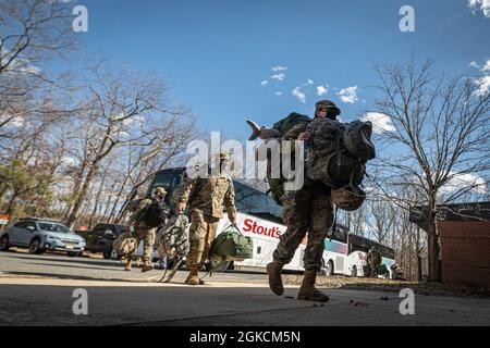 Soldaten der US-Armee mit Charlie Battery, 3. Bataillon, 112. Feldartillerie treffen am 14. März 2021 in der Waffenkammer der Nationalgarde in Toms River, N.J., ein. Mehr als 300 Soldaten aus New Jersey kehrten nach der Unterstützung der Operation Capitol Response II auf Antrag des National Guard Bureau und der Capitol Police nach New Jersey zurück. Stockfoto