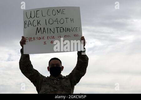 US Army Staff Sgt. Martin Muneton, Motorfeldwebel der 1040. Quartermaster Company der California Army National Guard, 340. Brigade Support Bataillon, 115. Regional Support Group, hebt ein Willkommensschild auf, als mehr als 40 Truppen am Stockton Metropolitan Airport am 14. März 2021 nach einer zweimonatigen Mission in Washington eintreffen, DC, um die Amtseinführung des Präsidenten vom 6. Januar zu unterstützen. Stockfoto