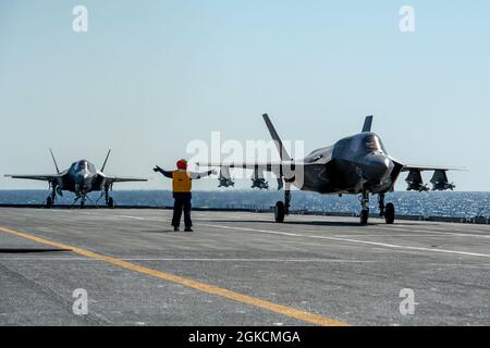 WESTLICHER ATLANTISCHER OZEAN (14. März 2021) – ein Marschall der italienischen Marine leitet ein US-amerikanisches F-35B Lightning II-Flugzeug von der Naval Air Warfare Center Aircraft Division Stockfoto