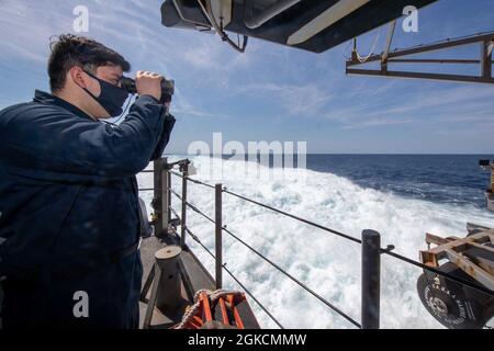 Der Bootsmann Mate Seaman Cody Rivera aus Phoenix, der der Deckabteilung der USS Gerald R. Ford (CVN 78) zugewiesen wurde, steht achtern auf Fords Fantail, 14. März 2021. Ford führt derzeit im Atlantischen Ozean Beförderungen durch. Stockfoto