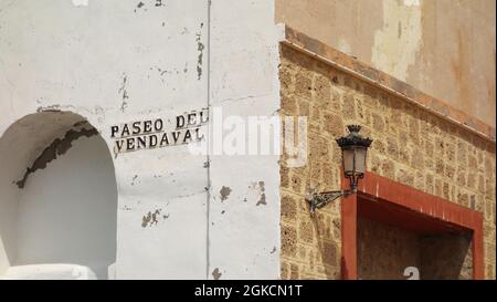 Wandecke mit Straßenlaterne, Cisz, Spanien Stockfoto