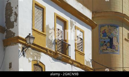 Detail der Fassade eines historischen Gebäudes und einer Wandleuchte, Cadz, Spanien Stockfoto