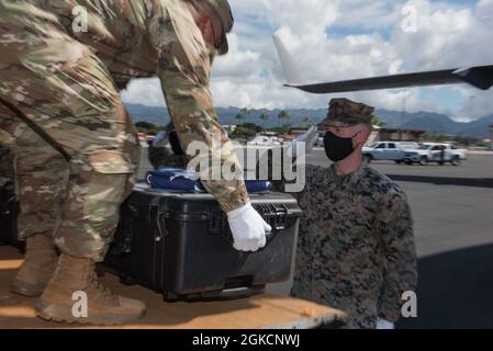 Mitglieder der Defence POW/MIA Accounting Agency (DPAA) und US-Marineinfanteristen des Second Bataillon Third Marine Regiment führen auf der Joint Base Pearl Harbor-Hickam, Hawaii, 15. März 2021, ein ehrenhaftes Carry für die Überreste nicht identifizierter US-Dienstmitglieder durch. Die Überreste wurden kürzlich aus den Gräbern des amerikanischen Friedhofs und Memorial Manila auf den Philippinen entfernt, als Teil der Mission der DPAA, die bestmögliche Rechenschaft über vermisste und nicht entrechtete US-Mitarbeiter für ihre Familien und unser Land zu erlangen. Stockfoto