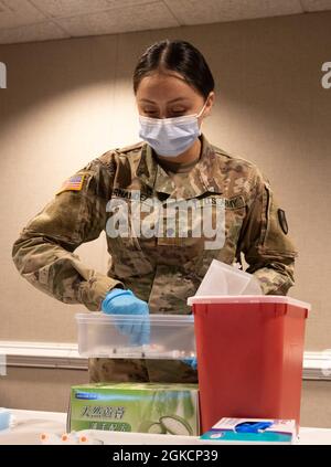 SPC der US-Armee. Kassandra Hernandez, eine gebürtige und medizinische Logistikspezialistin des 531. Krankenhauszentrums, liefert Impfstoffe an eine Station im staatlich geförderten First Baptist Church of Lincoln Gardens COVID-19 Community Vaccine Center in Somerset, New Jersey, 15. März 2021. Es dauert in der Regel zwei Wochen nach der vollständigen Impfung, bis der Körper Schutz vor dem Virus, das COVID-19 verursacht, aufgebaut hat. Das U.S. Northern Command setzt sich über die U.S. Army North weiterhin dafür ein, dem Federal Emer weiterhin flexible Unterstützung durch das Verteidigungsministerium zu leisten Stockfoto