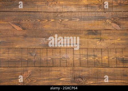 Hintergrund aus lackierten Holzplanken mit dunklen und gelben Tönen Stockfoto