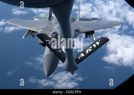 Ein Flugzeug der US-Luftwaffe KC-135 Stratotanker vom 100th Air Betanking Wing, Royal Air Force Mildenhall, England, erwartet einen F-15C Eagle, der dem 48th Fighter Wing, RAF Lakenheath, England, zugewiesen wurde, um sich während der Übung Baltic Trident vor der englischen Küste, 15. März 2021 zu nähern und Kraftstoff zu erhalten. Der 100. ARW arbeitet kontinuierlich an Möglichkeiten, unsere Verteidigungsfähigkeiten zu verbessern, um unseren Vorteil in der Ausfallsicherheit zu gewährleisten und unsere Vermögenswerte und unser Personal zu schützen und unsere Verbündeten zu unterstützen. Stockfoto