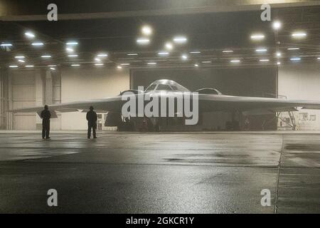 U.S. Air Force Airmen bereitet mit der 509. Maintenance Group einen Stealth-Bomber B-2 Spirit für den Start von Whiteman Air Force Base, Missouri, 15. März 2021 zur Unterstützung einer Bomber Task Force-Mission vor. Die unaufhörlichen Eigenschaften der B-2 geben ihr die Möglichkeit, die ausgeklügeltesten Abwehrkräfte eines Gegners zu durchdringen und seine wertvollsten, stark verteidigten Ziele zu bedrohen, ohne dabei Aufdeckung, Verfolgung und Engagement zu vermeiden. Seine Teilnahme an wiederkehrenden Bomber Task Force-Operationen und Engagements mit unseren Verbündeten und Partnern zeigen und stärken unser gemeinsames Engagement für glo Stockfoto