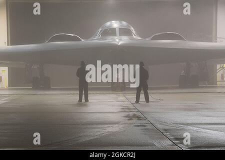 U.S. Air Force Airmen bereitet mit der 509. Maintenance Group einen Stealth-Bomber B-2 Spirit für den Start von Whiteman Air Force Base, Missouri, 15. März 2021 zur Unterstützung einer Bomber Task Force-Mission vor. Die unaufhörlichen Eigenschaften der B-2 geben ihr die Möglichkeit, die ausgeklügeltesten Abwehrkräfte eines Gegners zu durchdringen und seine wertvollsten, stark verteidigten Ziele zu bedrohen, ohne dabei Aufdeckung, Verfolgung und Engagement zu vermeiden. Seine Teilnahme an wiederkehrenden Bomber Task Force-Operationen und Engagements mit unseren Verbündeten und Partnern zeigen und stärken unser gemeinsames Engagement für glo Stockfoto