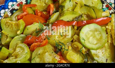 Turlu - türkische Ratatouille, Eintopf sind in der Regel Zucchinis, Auberginen, Zwiebeln, Okra, grüne Bohnen, Und Kartoffeln. Stockfoto