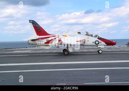 Ein T-45C Goshawk, der am Training Air Wing 2 befestigt ist, landet auf dem Flugdeck der USS Gerald R. Ford (CVN 78), 15. März 2021. Ford führt derzeit im Atlantischen Ozean Beförderungen durch. Stockfoto