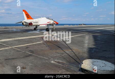 Ein T-45C Goshawk, der am Training Air Wing 2 befestigt ist, landet auf dem Flugdeck der USS Gerald R. Ford (CVN 78), 15. März 2021. Ford führt derzeit im Atlantischen Ozean Beförderungen durch. Stockfoto