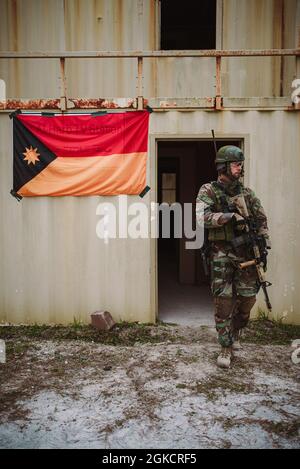 Eine niederländische Marine mit 32. Raiding Squadron sorgt während der Übung Caribbean Urban Warrior auf Camp Lejeune, N.C., 15. März 2021 für Sicherheit. Bei der Übung handelt es sich um eine Weiterentwicklung der bilateralen Ausbildung, die darauf ausgelegt ist, die globale Interoperabilität zwischen 2d-Aufklärungsbataillon, 2d Marine Division und 32. Raiding Squadron, Netherlands Marine Corps, zu verbessern. Stockfoto