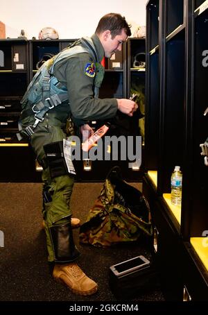 LT. Col. Daniel Griffin, 104. Jagdgeschwader, passt vor einem A-10 Thunderbolt II Trainingssortie am 15. März 2021 auf der Hill Air Force Base, Utah. Die 104. FS, Teil der Maryland Air National Guard, besuchte Hill am 9-18. März, um an einem Waffensystem-Evaluierungsprogramm teilzunehmen, das als Combat Hammer bekannt ist. Während der Übung evaluieren Airmen jeden Aspekt des Ansatzes von Luft-zu-Boden-Waffen, vom Bau und Laden von Munitionswaffen bis hin zur Leistung von Flugzeugen und Piloten, die Ziele auf dem Utah Test- und Trainingsbereich treffen. Stockfoto