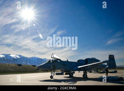 LT. Col. Daniel Griffin, 104. Jagdgeschwader, taxis einen A-10 Thunderbolt II vor einem Trainingseinsatz am 15. März 2021 auf dem Luftwaffenstützpunkt Hill, Utah. Die 104. FS, Teil der Maryland Air National Guard, besuchte Hill am 9-18. März, um an einem Waffensystem-Evaluierungsprogramm teilzunehmen, das als Combat Hammer bekannt ist. Während der Übung evaluieren Airmen jeden Aspekt des Ansatzes von Luft-zu-Boden-Waffen, vom Bau und Laden von Munitionswaffen bis hin zur Leistung von Flugzeugen und Piloten, die Ziele auf dem Utah Test- und Trainingsbereich treffen. Stockfoto