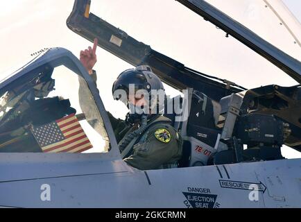 LT. Col. Daniel Griffin, 104. Jagdgeschwader, vor einem A-10 Thunderbolt II Training Sortie 15. März 2021, auf der Hill Air Force Base, Utah. Die 104. FS, Teil der Maryland Air National Guard, besuchte Hill am 9-18. März, um an einem Waffensystem-Evaluierungsprogramm teilzunehmen, das als Combat Hammer bekannt ist. Während der Übung evaluieren Airmen jeden Aspekt des Ansatzes von Luft-zu-Boden-Waffen, vom Bau und Laden von Munitionswaffen bis hin zur Leistung von Flugzeugen und Piloten, die Ziele auf dem Utah Test- und Trainingsbereich treffen. Stockfoto