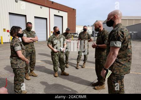 Der 38. Kommandant des Marine Corps, General David H. Berger und der 19. Major des Marine Corps, Sgt. Maj. Troy E. Black, sprecht mit Marinekapt Mark E. Nieto, Kommandant des Fleet Readiness Center East, Marine Corps Air Station Cherry Point, N.C., 15. März 2021. Ziel des Besuchs war es, von der FRC-East ein Update darüber zu erhalten, wie sie der Herausforderung begegnen, die Marineluftfahrt aufrecht zu erhalten und bereit zu sein, darauf zu reagieren. Stockfoto