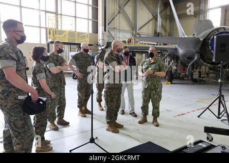 Der 38. Kommandant des Marine Corps, General David H. Berger und der 19. Hauptfeldwebel des Marine Corps, Troy E. Black, sprechen mit Marinekapt Mark E. Nieto, Fleet Readiness Center East Commanding Officer, Marine Corps Air Station Cherry Point, N.C., 15. März 2021. Ziel des Besuchs war es, von der FRC-East ein Update darüber zu erhalten, wie sie der Herausforderung begegnen, die Marineluftfahrt aufrecht zu erhalten und bereit zu sein, darauf zu reagieren. Stockfoto