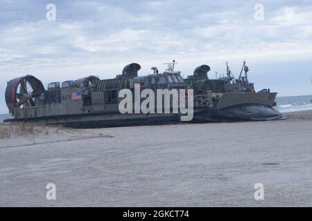 Ein Landing Craft Air Cushion landet, um Kräfte am Strand während eines Angriffs im Rahmen der Composite Unit Training Exercise (COMPTUEX) im Camp Lejeune, N.C. einzusetzen 15. März 2021. COMPTUEX ist eine einmonatige Trainingsveranstaltung, die die Fähigkeiten der MEU im Hinblick auf das gesamte Spektrum militärischer Operationen testen soll. Stockfoto