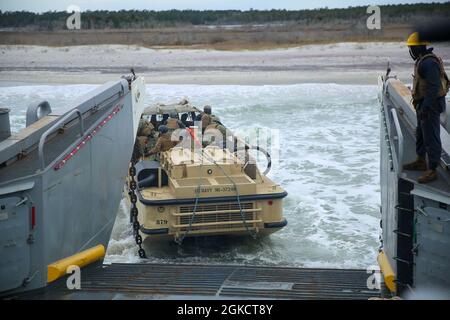 Eine leichtere amphibische Nachschubfracht (LARC V) mit Beachmaster Unit 2 entlastet Landing Craft Utility 1661 als Teil eines amphibischen Angriffs während der Composite Unit Training Exercise (COMPTUEX) im Camp Lejeune, N.C. auf den Strand 15. März 2021. COMPTUEX ist eine einmonatige Trainingsveranstaltung, bei der die Fähigkeiten von amphibious Ready Groups und Meus im Hinblick auf das gesamte Spektrum militärischer Operationen getestet werden sollen. Stockfoto