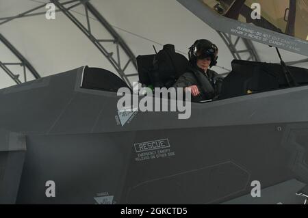 US Air Force 1st LT. Kirsten Eisman, 58. Jagdgeschwader F-35A Student Pilot, und Col. Byron Pompa, Kommandant der 33. Einsatzgruppe, führen vor dem Start auf der Eglin Air Force Base, Florida, am 15. März 2021 eine Vorflugkontrolle an einem F-35A Lightning II durch. Die aktuellen studentischen Piloten in der ersten Qualifikationstraining verbrachten Monate in der Vorbereitung, einschließlich realistischer Simulationsflüge und Klassenarbeiten. Stockfoto