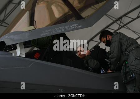 US Air Force 1st LT. Kirsten Eisman, 58. Jagdgeschwader F-35A Student Pilot, und Col. Byron Pompa, Kommandant der 33. Einsatzgruppe, führen vor dem Start auf der Eglin Air Force Base, Florida, am 15. März 2021 eine Vorflugkontrolle an einem F-35A Lightning II durch. Die aktuellen studentischen Piloten in der ersten Qualifikationstraining verbrachten Monate in der Vorbereitung, einschließlich realistischer Simulationsflüge und Klassenarbeiten. Stockfoto