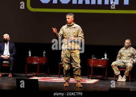 General Joseph M. Martin (Mitte), der 37. Stellvertretende Stabschef der Armee, beantwortet eine Frage aus dem Publikum als amtierender Armeeminister Christopher Lowman (links) und Sgt. Maj. Der Armee Michael A. Grinston (rechts) lauscht im Hintergrund während des Solariums der People First Task Force der US Army am 15. März in West Point. Stockfoto