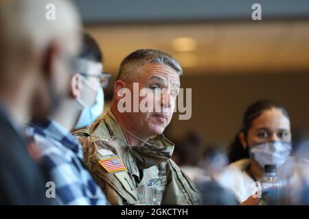 General Joseph M. Martin, der 37. Stellvertretende Stabschef der Armee, spricht mit den Teilnehmern des People First Solarium der US-Armee in West Point, NY, 15. März 2021. Das Solarium bringt Soldaten mit weniger als zwei Jahren Dienst aus allen Bevölkerungsgruppen zusammen, um ernsthafte Probleme innerhalb der Armee zu diskutieren und Lösungen für den Wiederaufbau einer armeweiten Kultur der würde, des Vertrauens und des Respekts zu entwickeln. Stockfoto