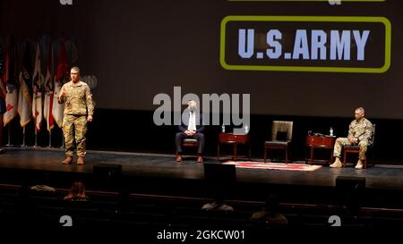 General Joseph M. Martin, der 37. Stellvertretende Stabschef der Armee, hält Eröffnungsansprache beim People First Solarium der US-Armee in West Point, NY, 15. März 2021. Das Solarium bringt Soldaten mit weniger als zwei Jahren Dienst aus allen Bevölkerungsgruppen zusammen, um ernsthafte Probleme innerhalb der Armee zu diskutieren und Lösungen für den Wiederaufbau einer armeweiten Kultur der würde, des Vertrauens und des Respekts zu entwickeln. Stockfoto