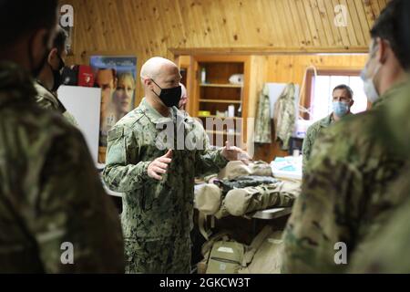 Konteradmiral Frank M. Bradley, Kommandant des U.S. Special Operations Central Command, besucht während einer Trainingsübung am 15. März 2021 in Muscatatuk, Indiana, Dienstmitglieder der U.S. Special Operations Forces. Der Besuch würdigt die Fähigkeit der Einheit, Special Operations-Missionen zu planen und zu Schulen. Stockfoto